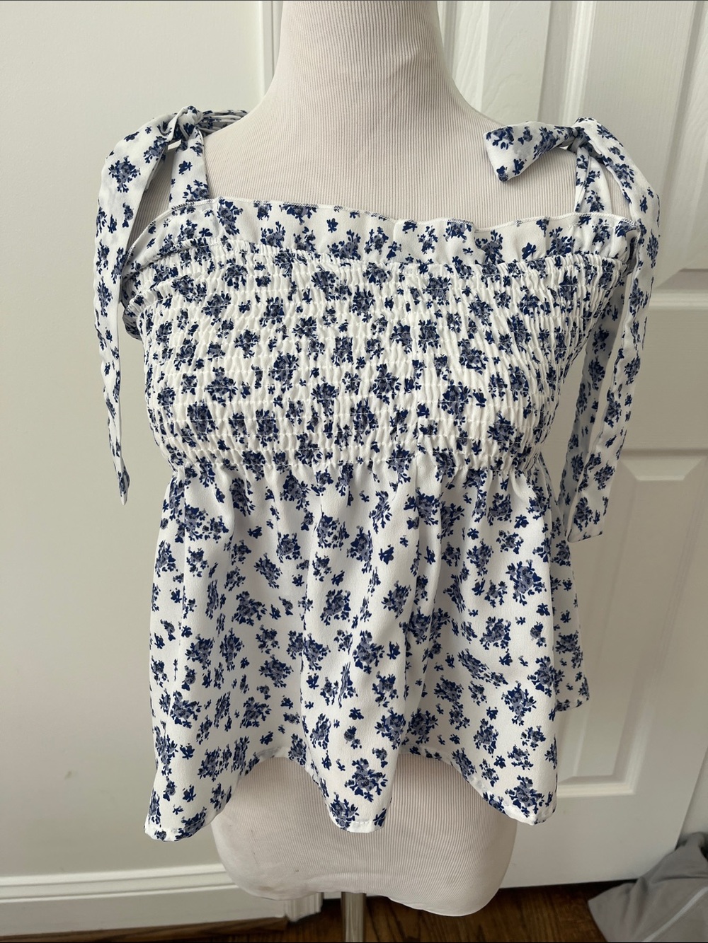 SHEIN White Floral Smocked Tie-Shoulder Crop Top